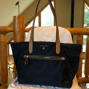 Michael Kors Kelsey Large Top-Zip Tote